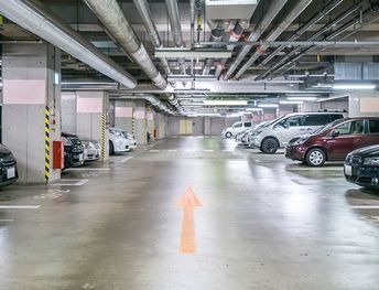 Un estacionamiento lleno de coches y una flecha que apunta hacia la derecha.