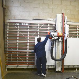 Un homme devant une découpe de bois