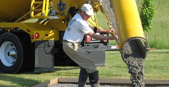 Un homme manipule un engin de béton