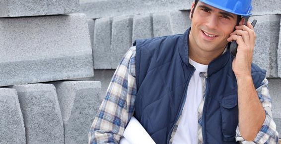 Un artisan au téléphone