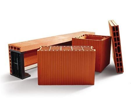 Blocs de construction en céramique rouge de différentes formes et tailles.