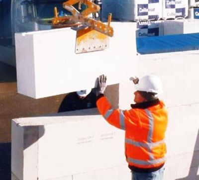 Un homme installe des plaques de béton