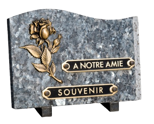 Plaque commémorative grise avec rose dorée et inscriptions : À NOTRE AMIE et SOUVENIR.