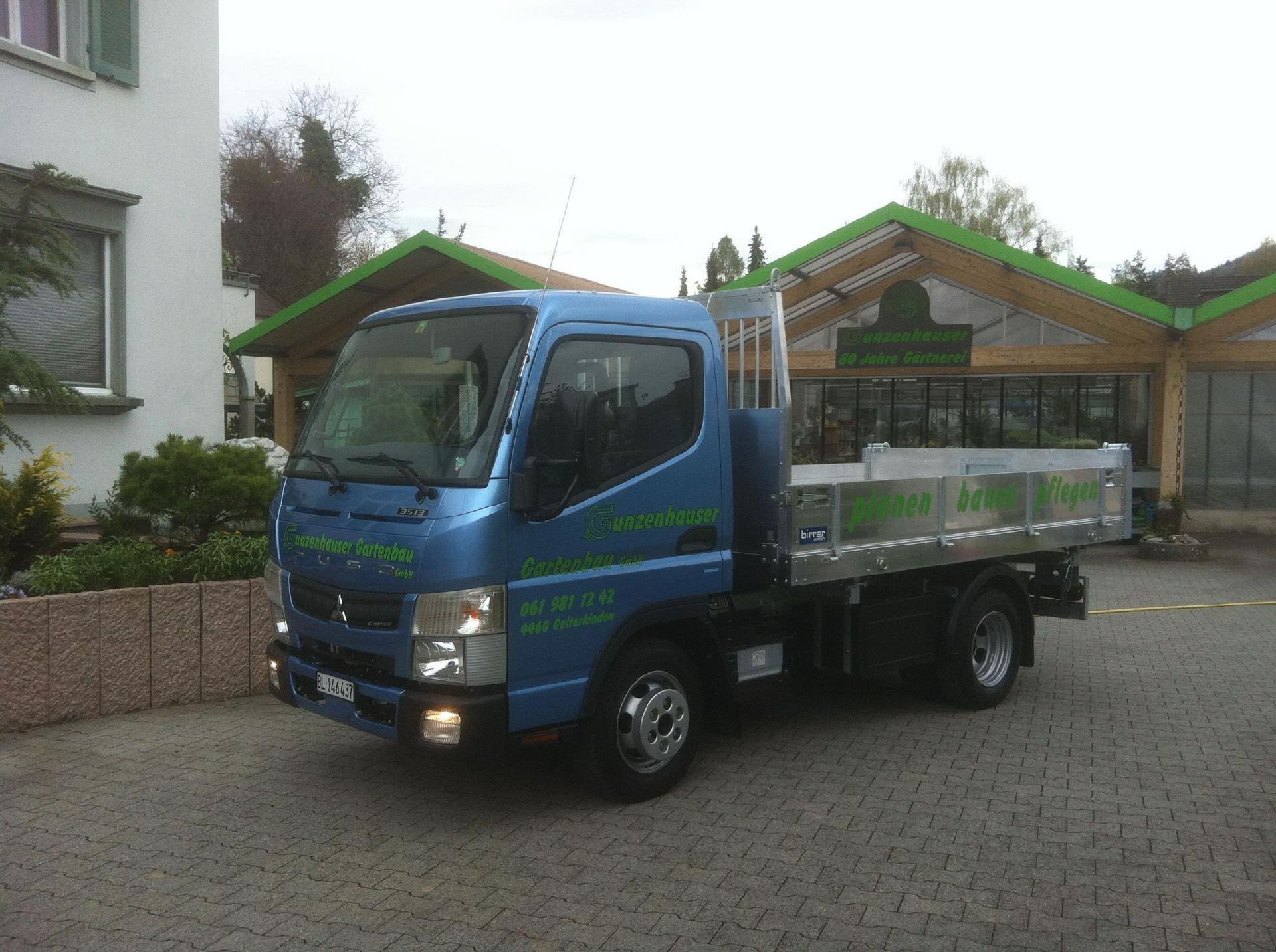 Neuer Bagger, Hutter Baumaschinen liefert Bagger zu Gunzenhauser Gartenbau Gelterkinden