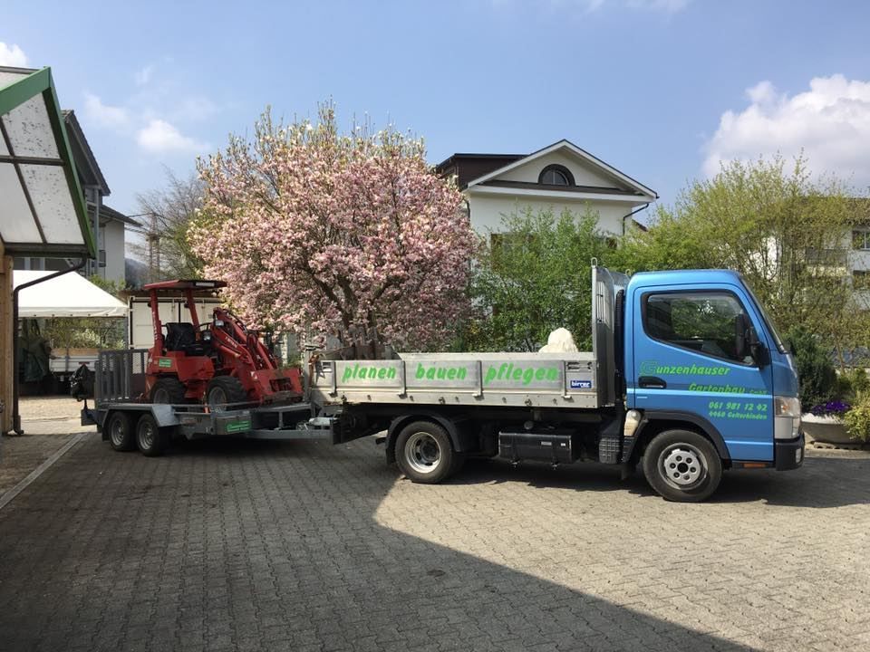 Transport von Baumaschinen, Radlader auf Transport Anhänger