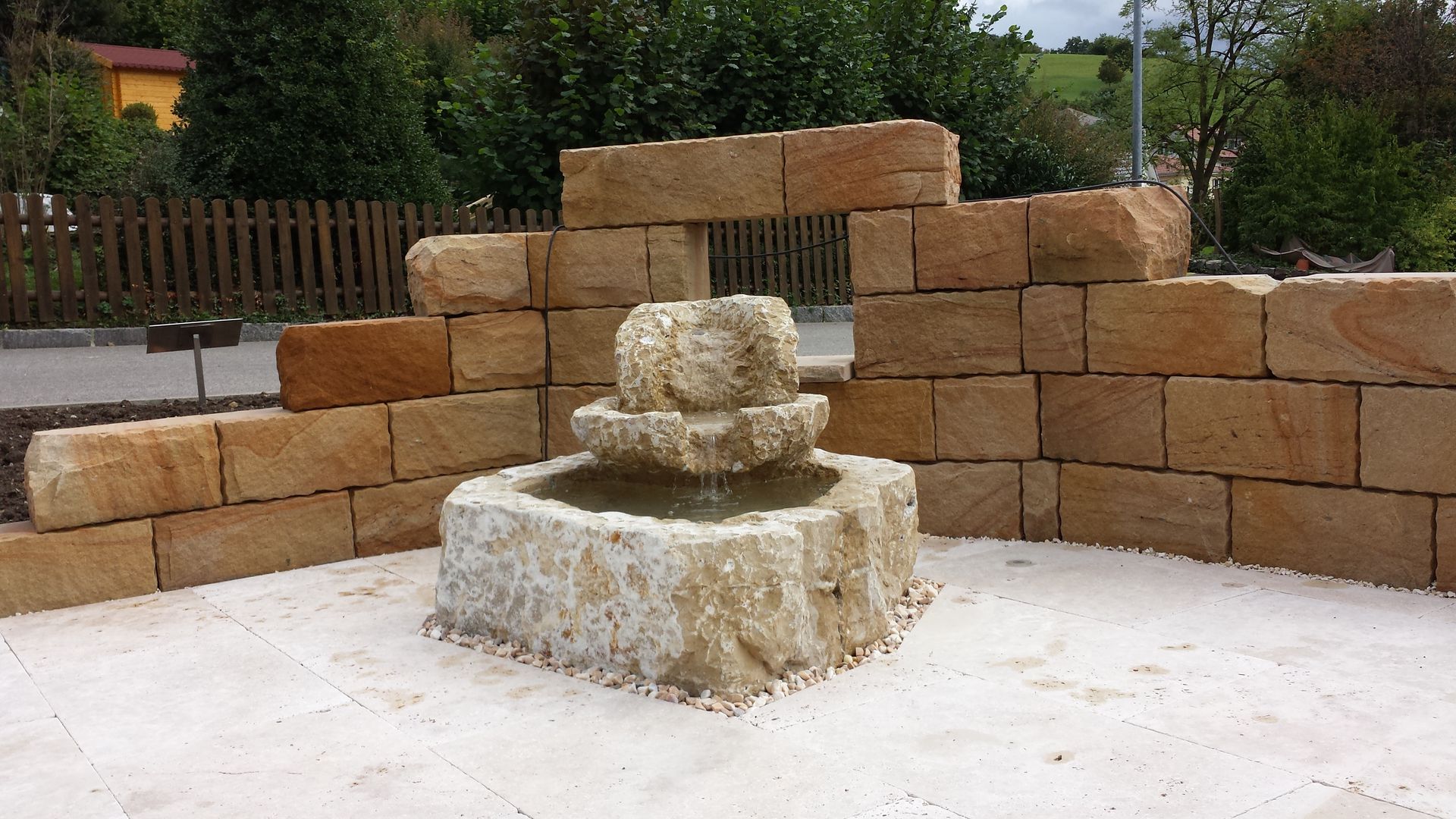 Wasserspiel  im Garten. Wasserberuhigt. Foto von der Gunzenhauser Gartenbau GmbH