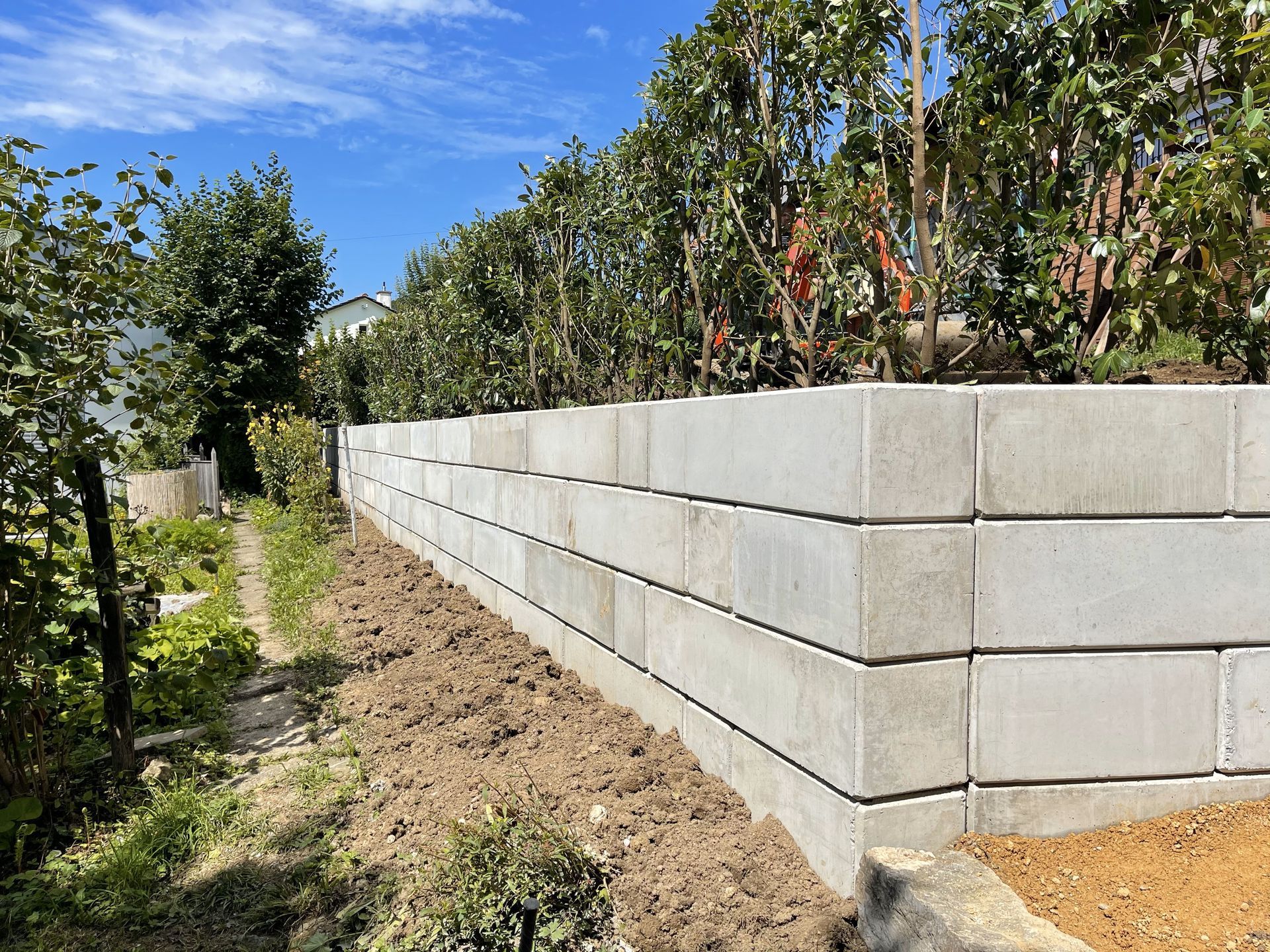 Betonblockmauer, geplant und gebaut durch Gunzenhauser Gartenbau GmbH, Gelterkinden