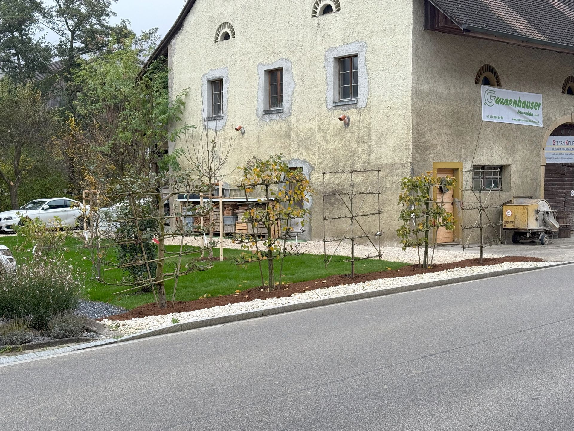 Nachhaltiger Garten mit Spalierobst Hecke.  Foto von der Gunzenhauser Gartenbau GmbH