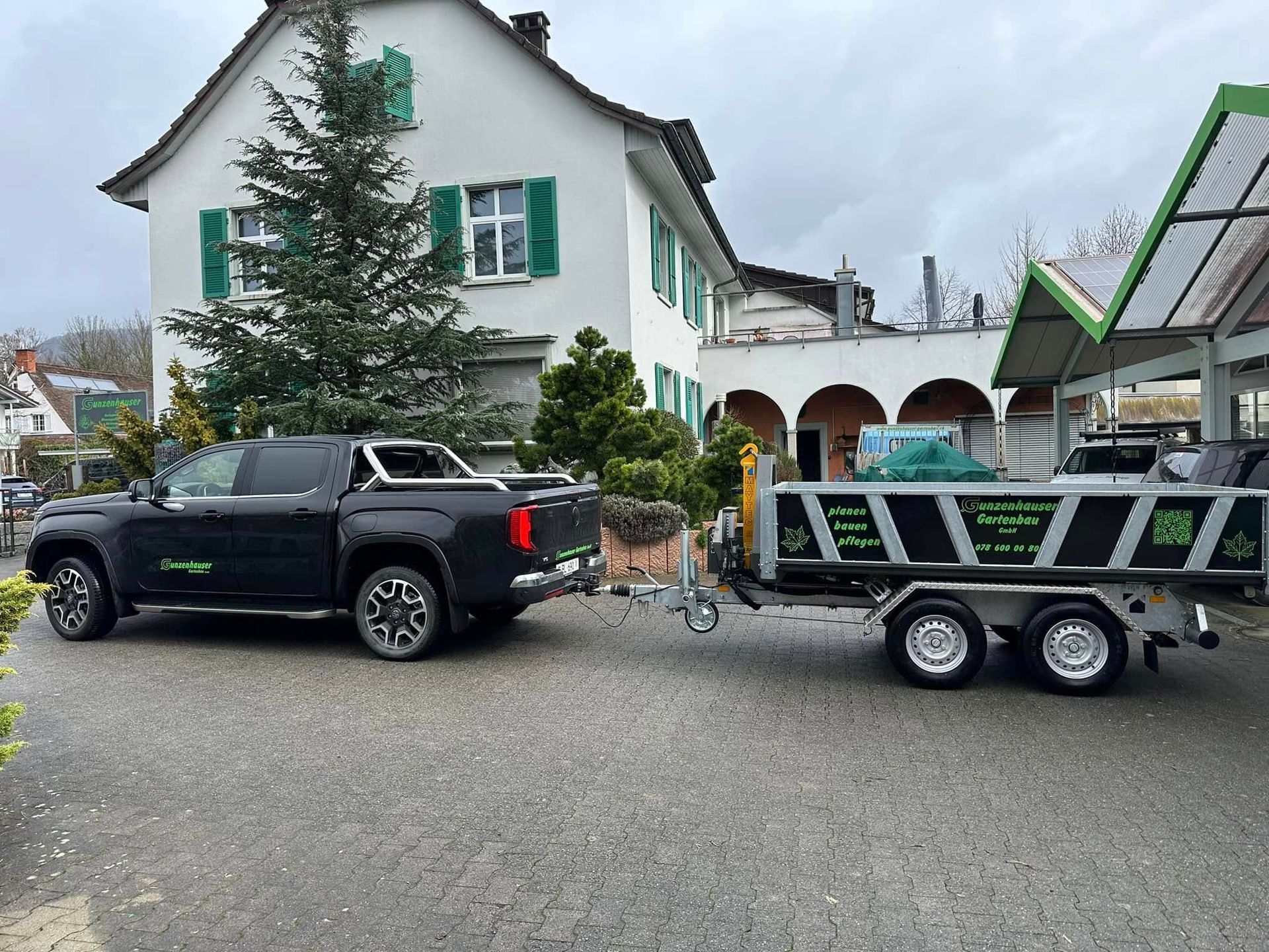 Amarok mit Hakenlift Anhänger Gunzenhauser Gartenbau GmbH Gelterkinden