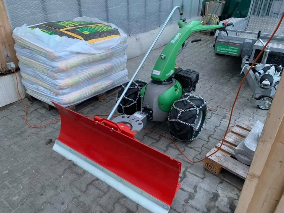 Winterdienst, Maschine mit Pflug