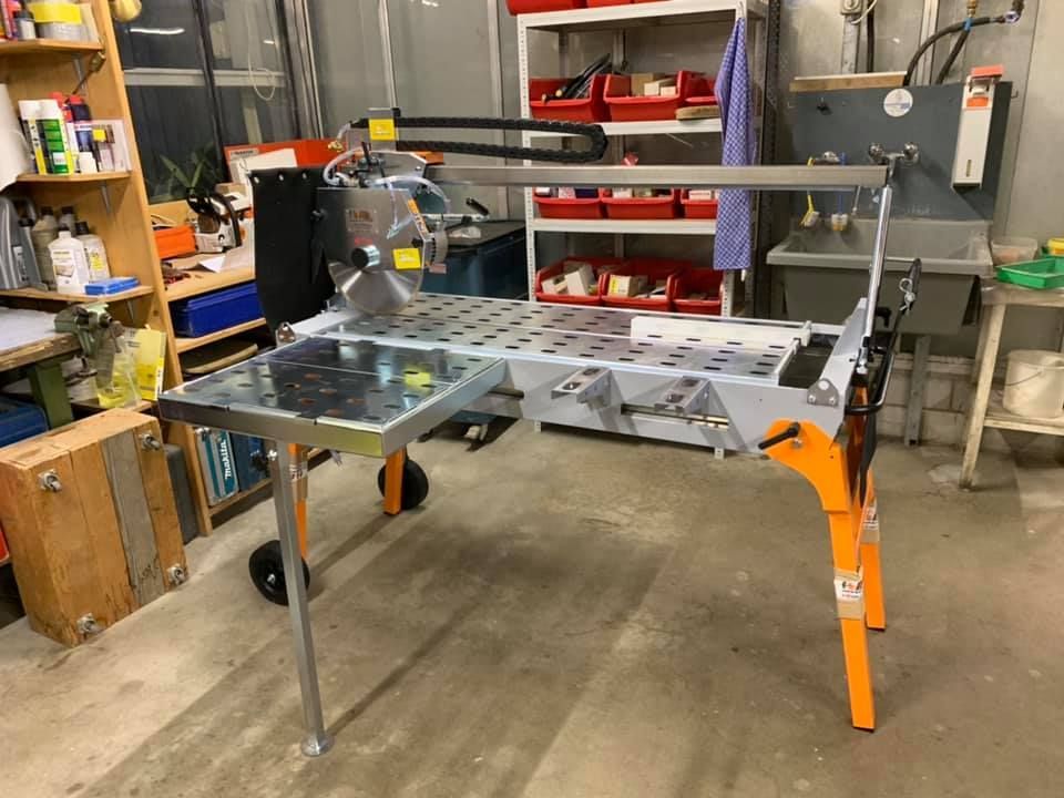 Keramikplatten und Natursteinplatten trennen und in Form schneiden. Sitzplatz