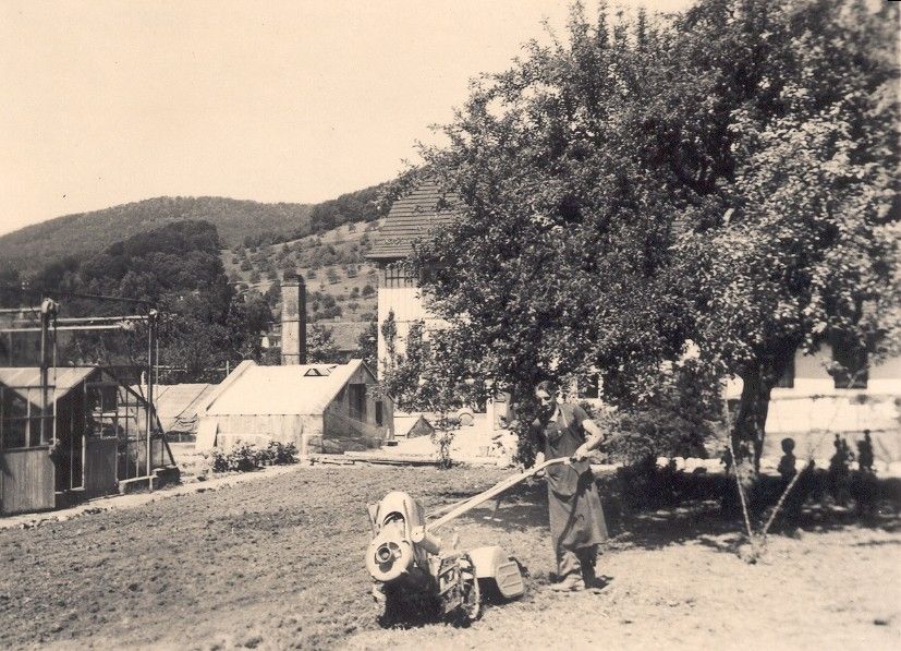 Bodenbearbeitung 1941, im Hintergrund die erste Heizzentrale