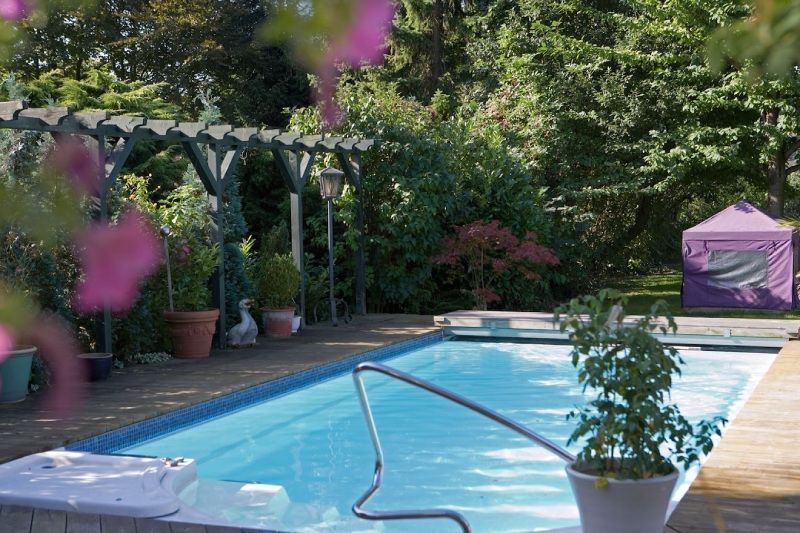 Ein grosser Swimmingpool mit einem lila Zelt im Hintergrund