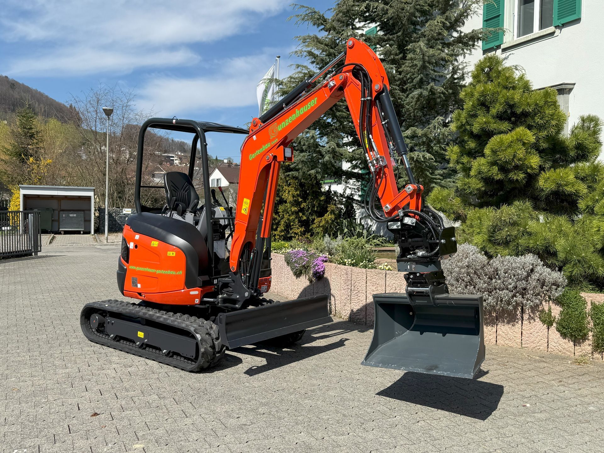 Neuer Bagger, Hutter Baumaschinen liefert Bagger zu Gunzenhauser Gartenbau Gelterkinden