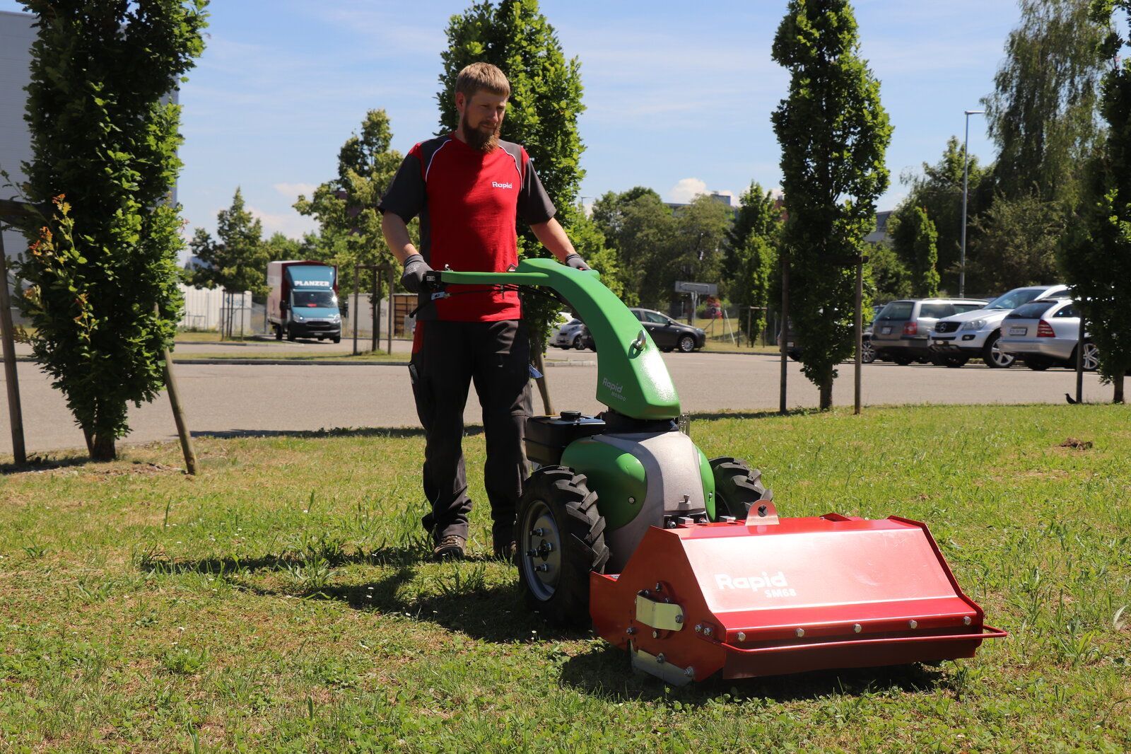 Mann beim Mulchen mit Schlägel Mulcher, Arealpflege, Mähen
