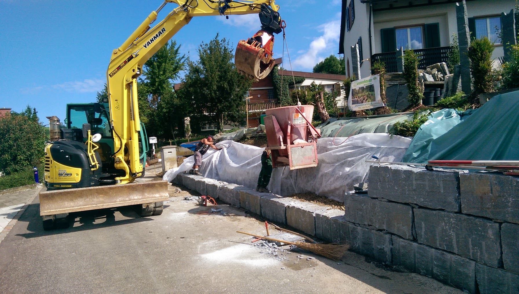 Mauerbau mit Bagger 10 Tonnen Gunzenhauser Gartenbau GmbH Gelterkinden