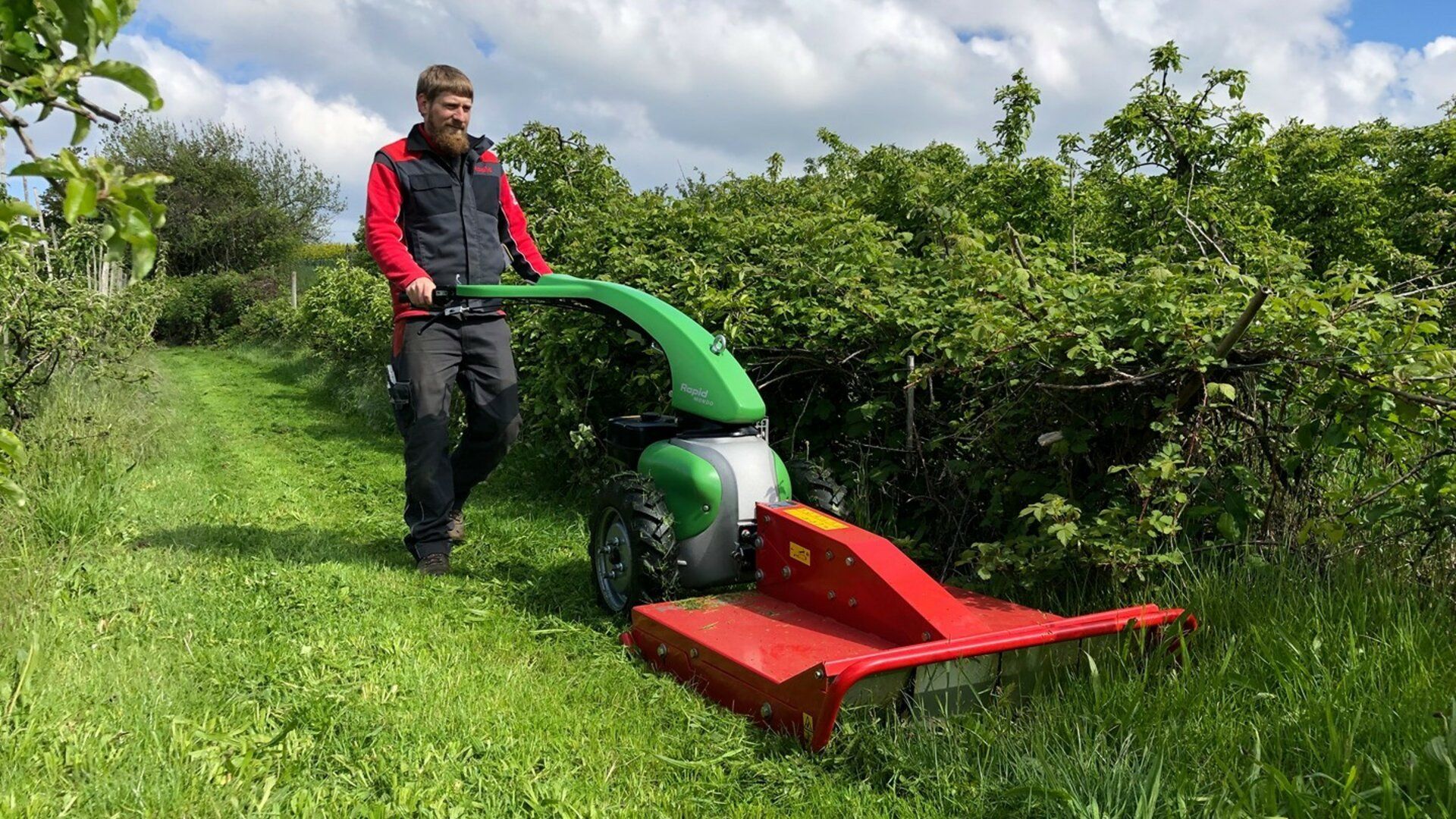 Mann bei Mulchen mit Messer Mulcher, Arealpflege, Mähen