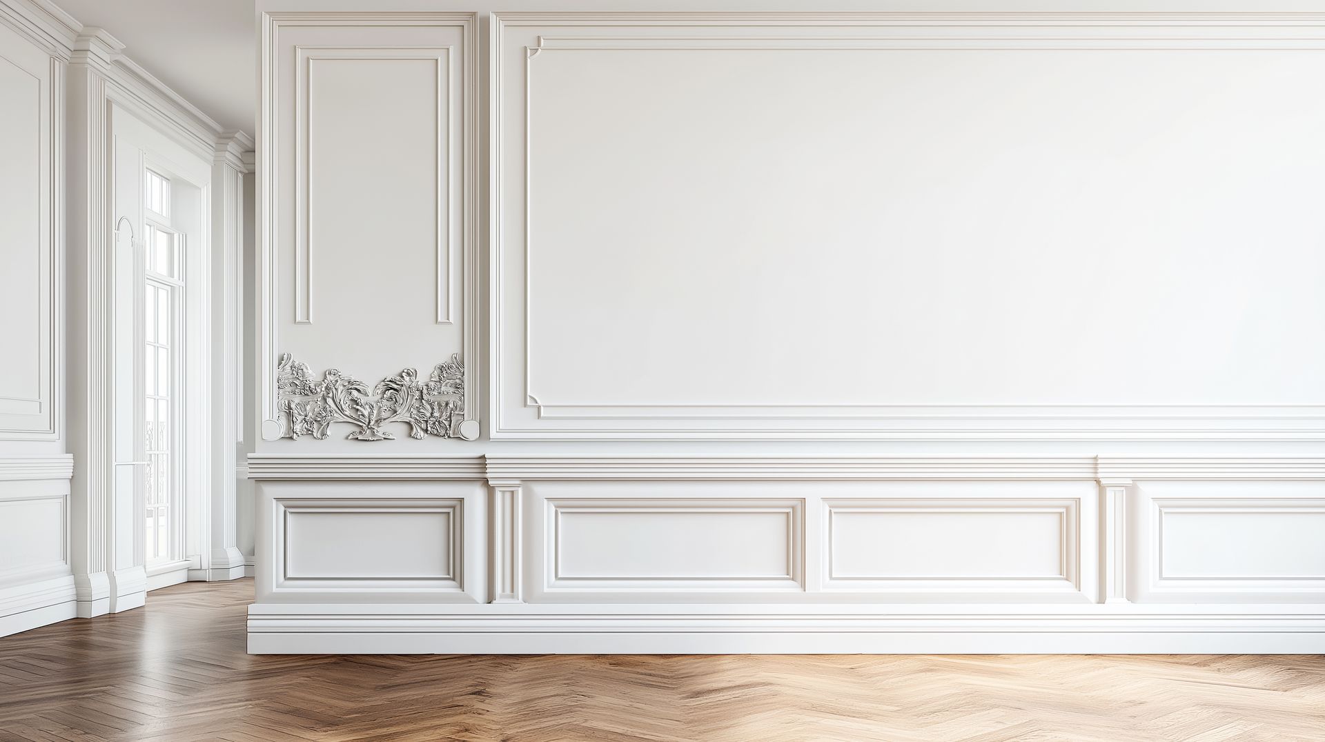 Pièce élégante et vide, ornée de lambris blancs classiques et de moulures murales travaillées, sur un parquet clair.