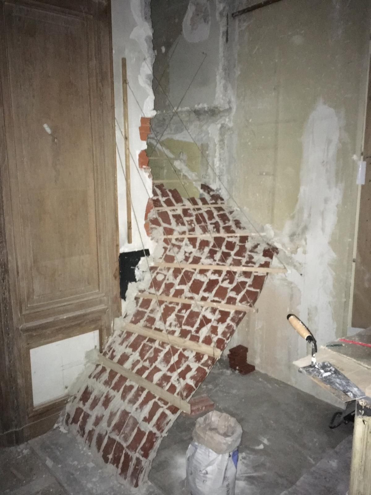 Une section de mur de briques mise au jour lors de travaux de rénovation.