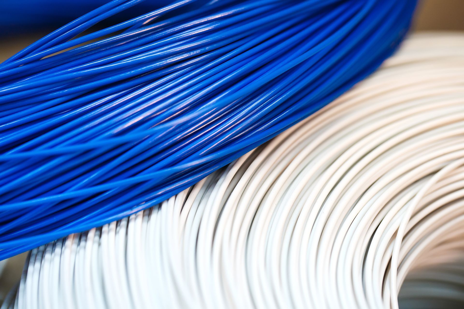 Eine Nahaufnahme von übereinander gestapelten blauen und weissen Drähten