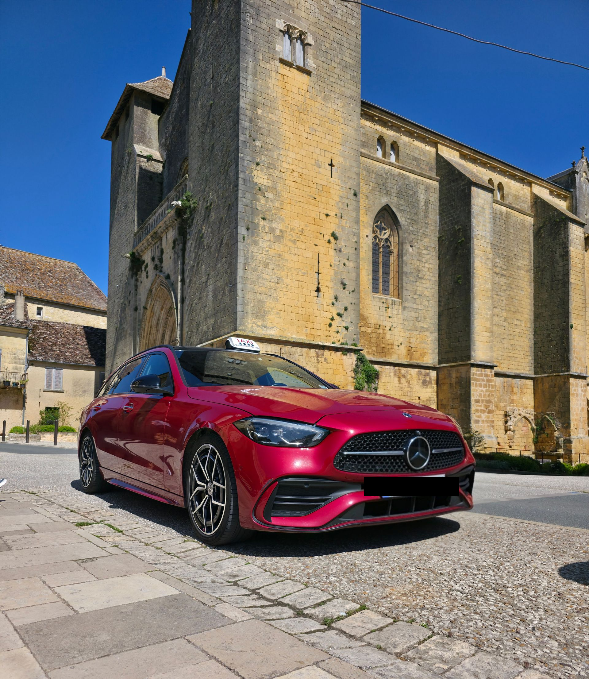 Une voiture de taxi rouge vue de biais.