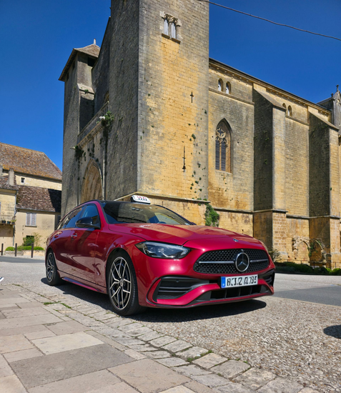 Une voiture de taxi rouge vue de biais.