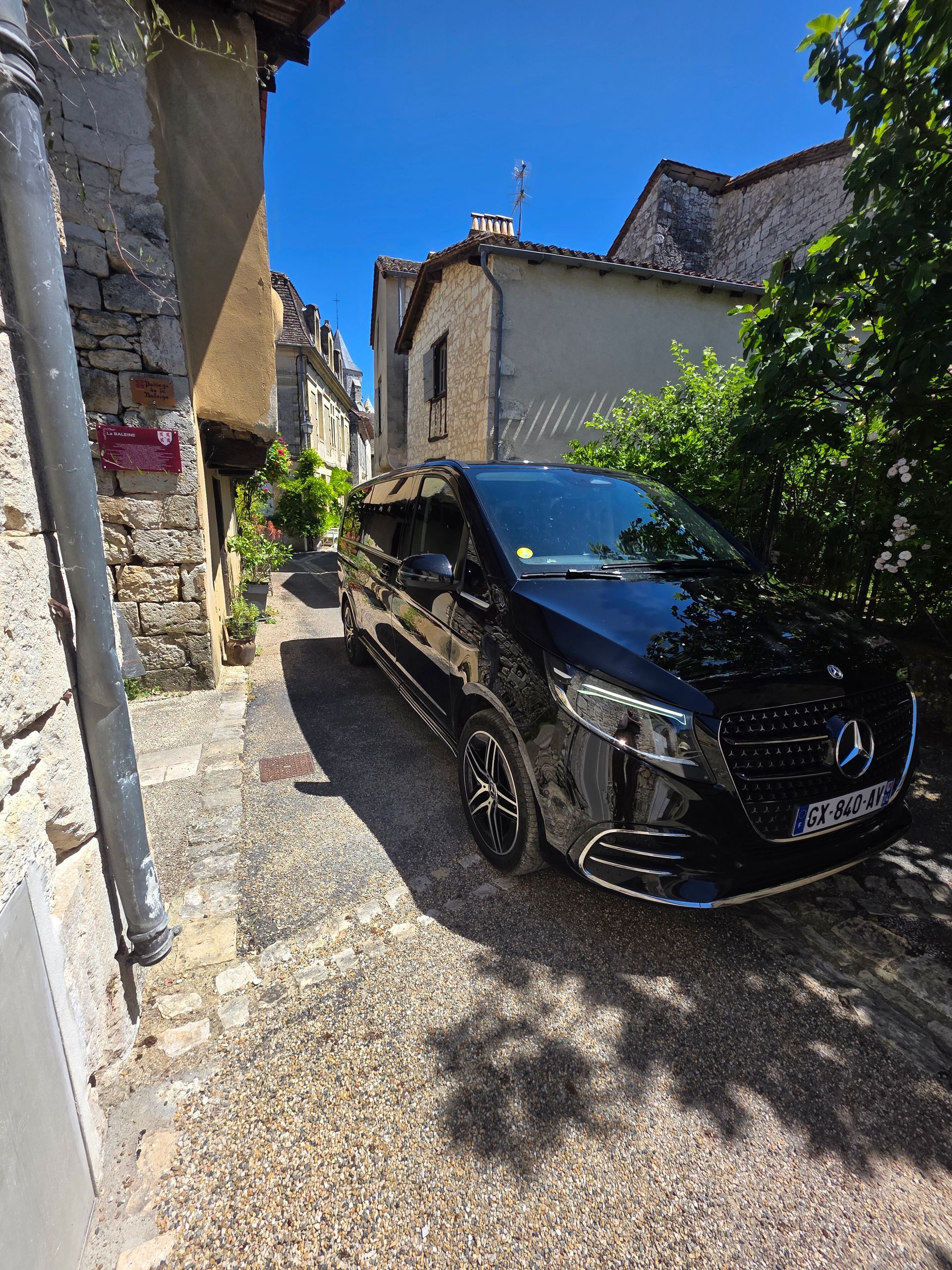 Un van noir dans une ruelle.