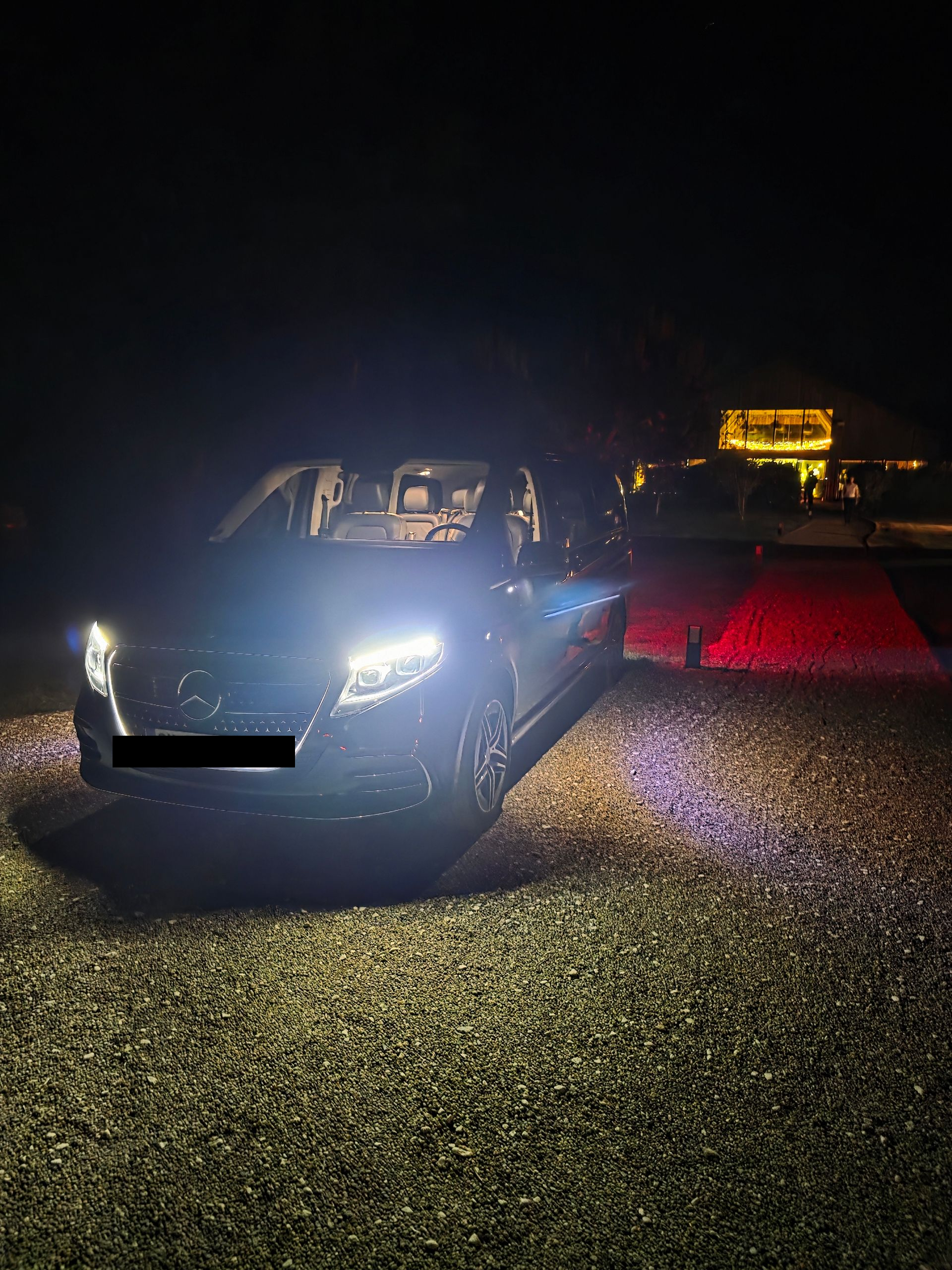 Un van garé en pleine nuit.