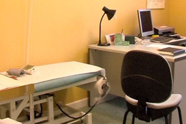 Un consultorio médico con un escritorio y una silla