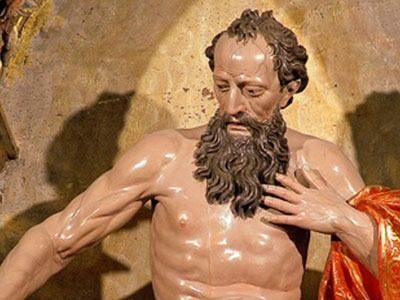 Un primer plano de una estatua de un hombre con barba.