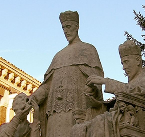 Una estatua de un hombre con una corona en la cabeza