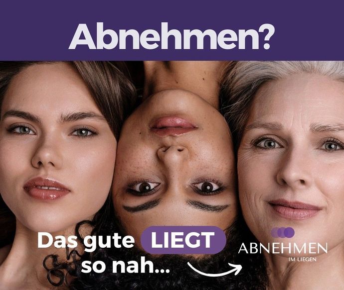 Eine Gruppe von drei Frauen, die übereinander liegen.