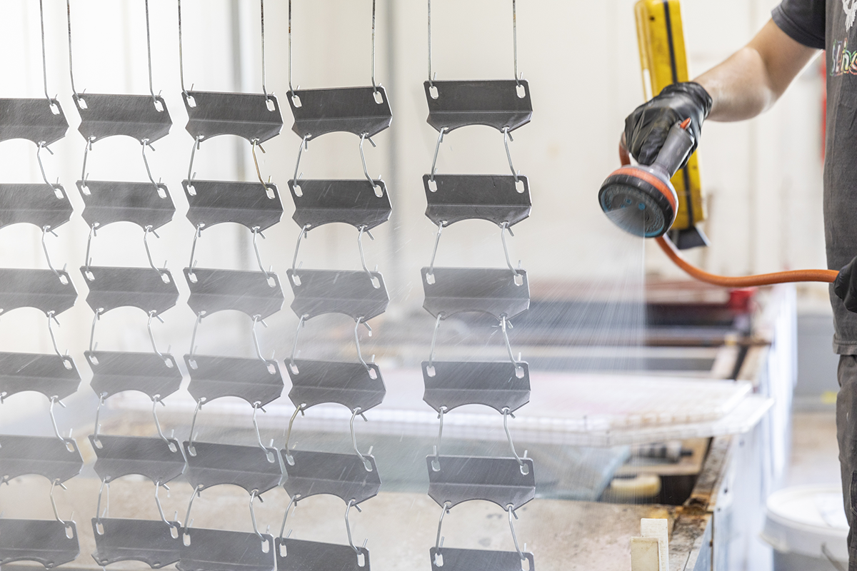 Des pièces d'aluminium en train de sécher