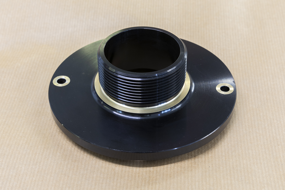 Une pièce en aluminium noir