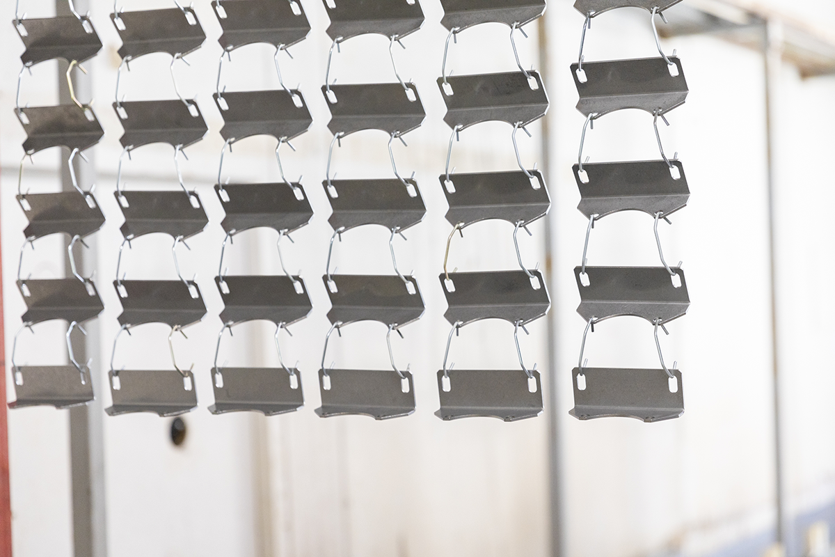 Des pièces de métal accrochées les unes aux autres