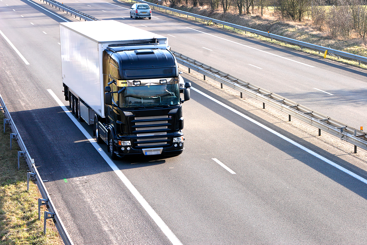 Un camion sur l'autoroute