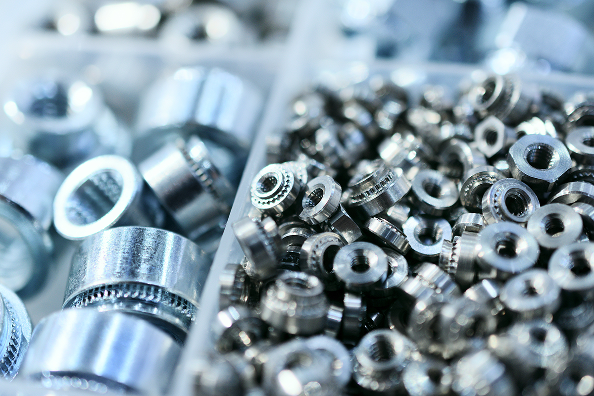 Des vis dans une boîte