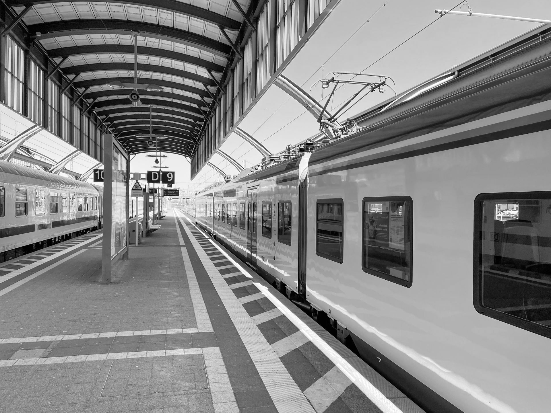 Train à l'arrêt sur un quai de gare