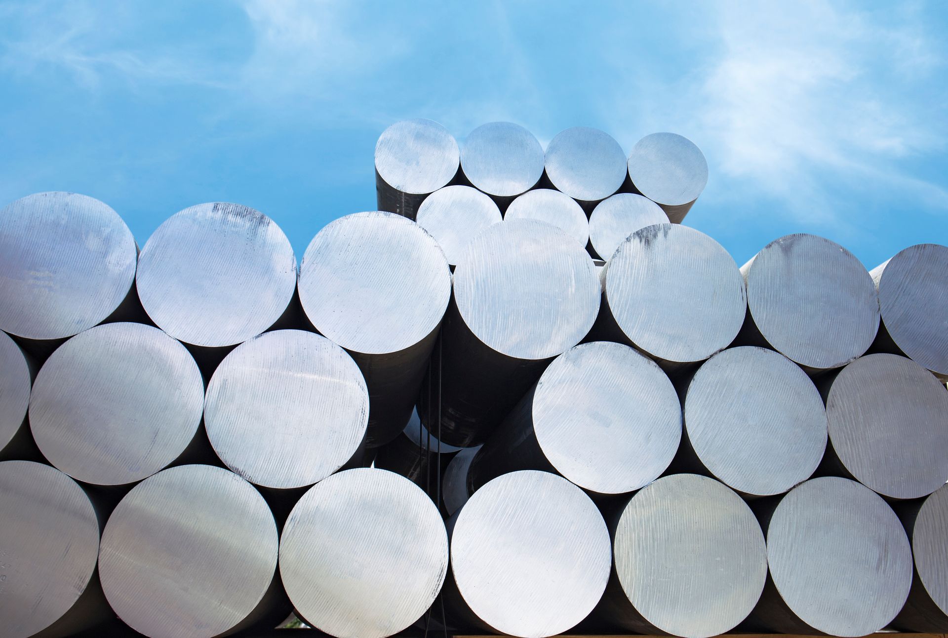 Barres d'aluminium empilées