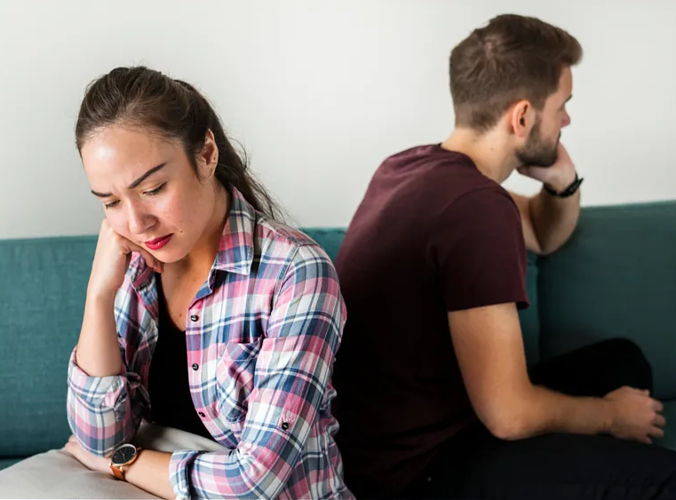 Couple dos-à-dos se faisant la tête