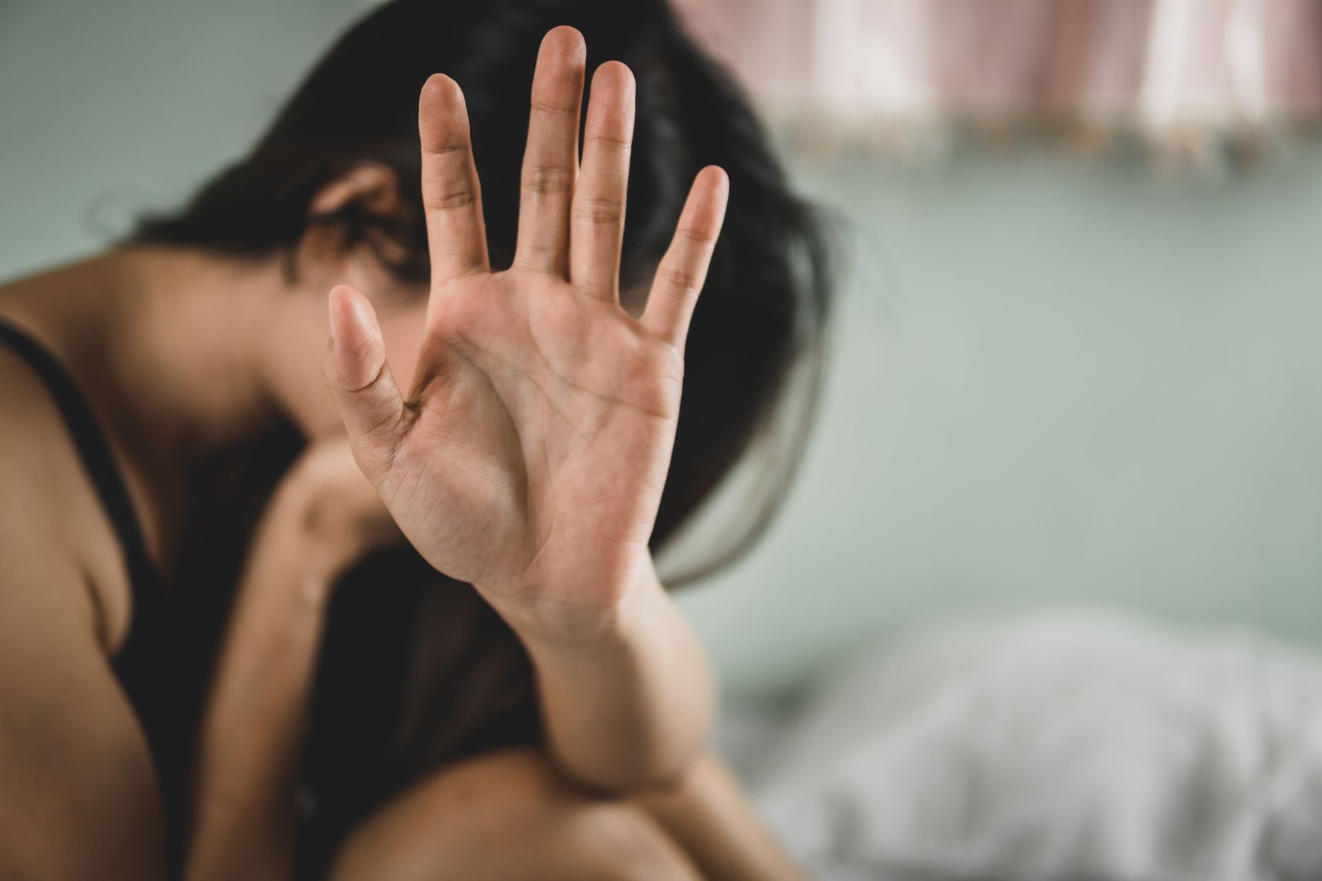 Deux femmes de dos assises derrière un bureau devant un avocat