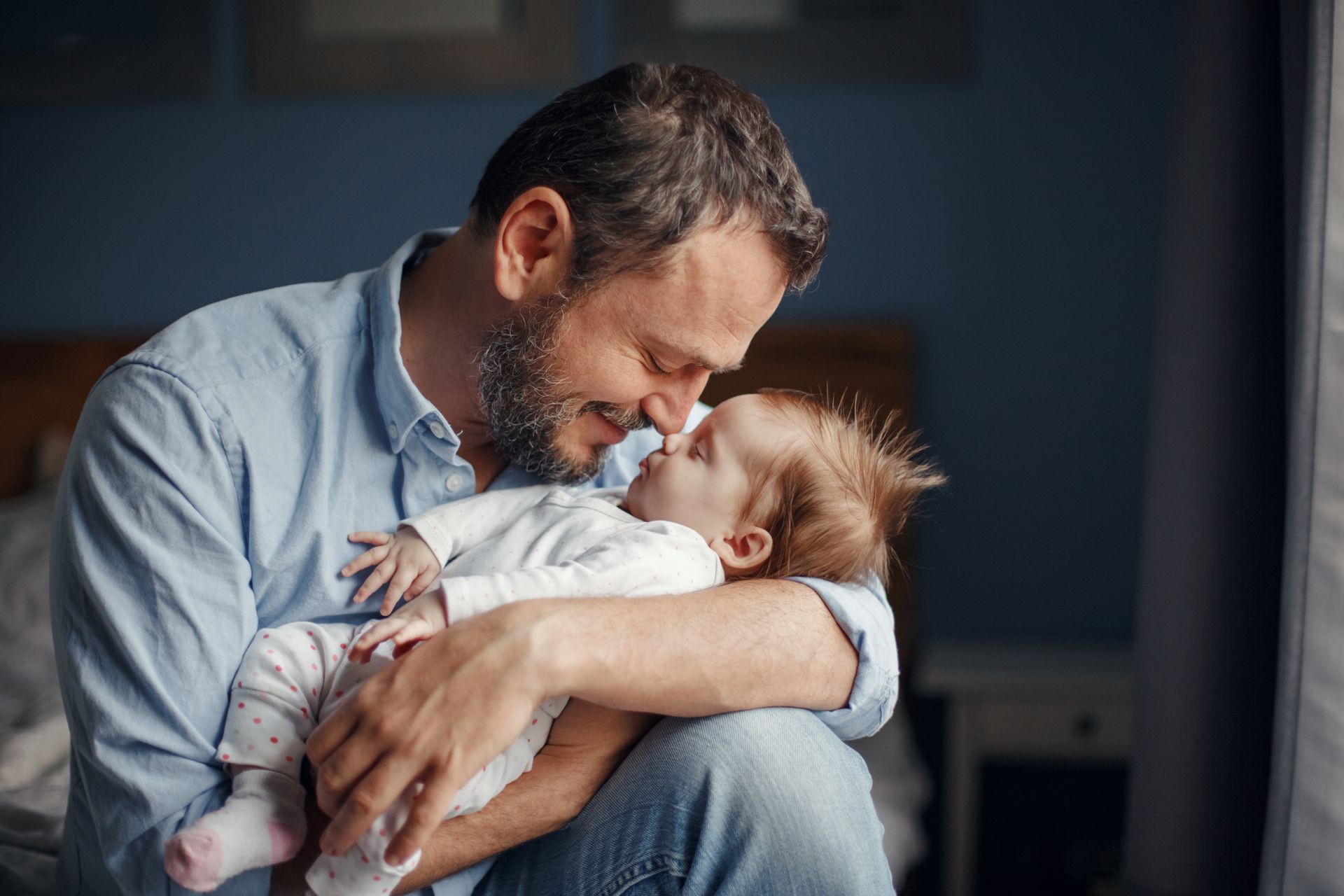 Un homme qui tient un bébé