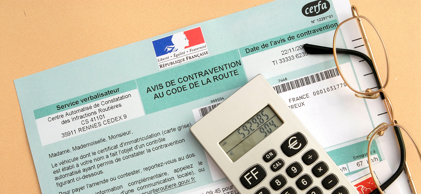 Cerfa contravention avec calculatrice et lunettes