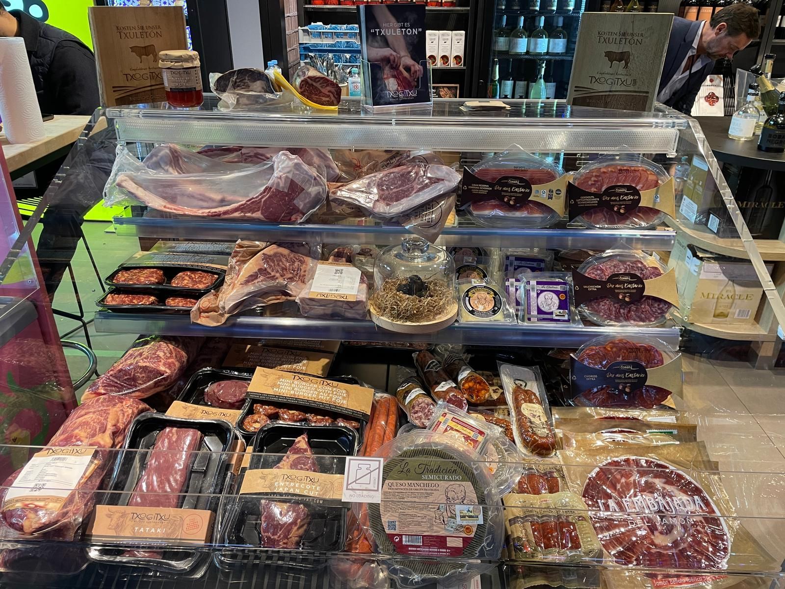 Una vitrina llena de gran cantidad de carnes y embutidos en una tienda.