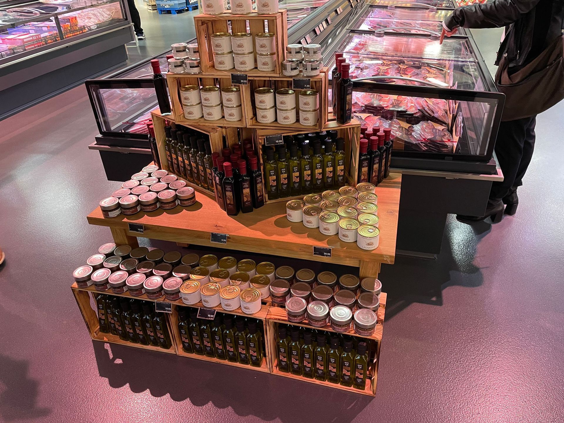 Una exhibición de frascos y botellas en una tienda de comestibles.