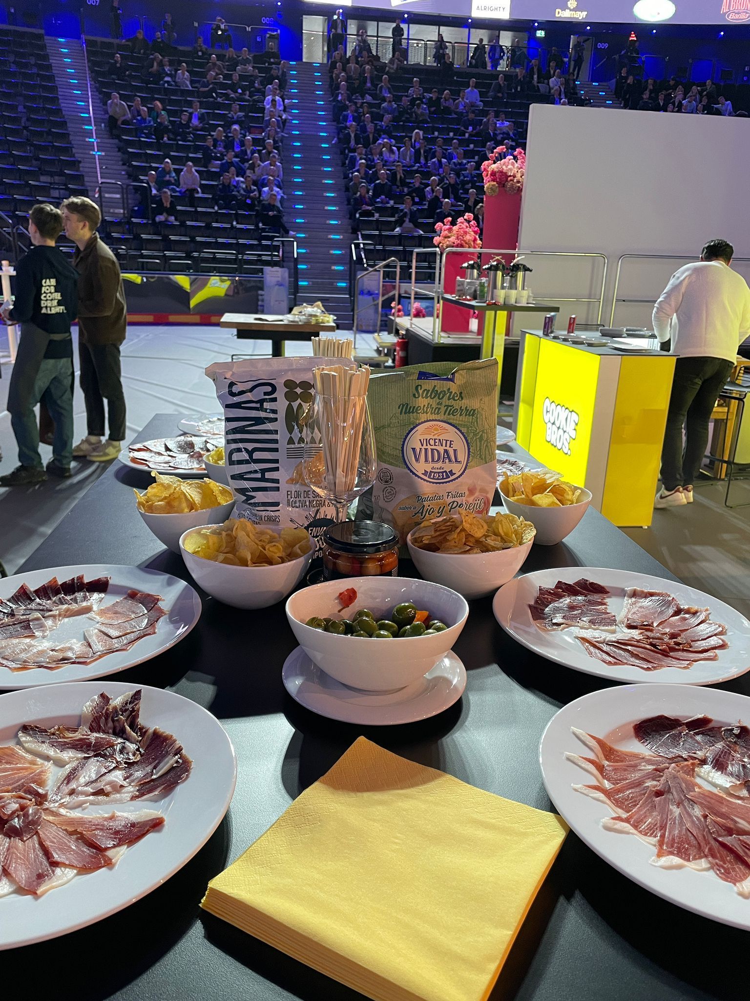 Una mesa cubierta con platos de comida y cuencos de comida.