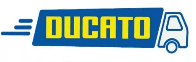 Logotipo de Ducato en amarillo sobre una pancarta azul con el contorno de un cami&oacute;n blanco.