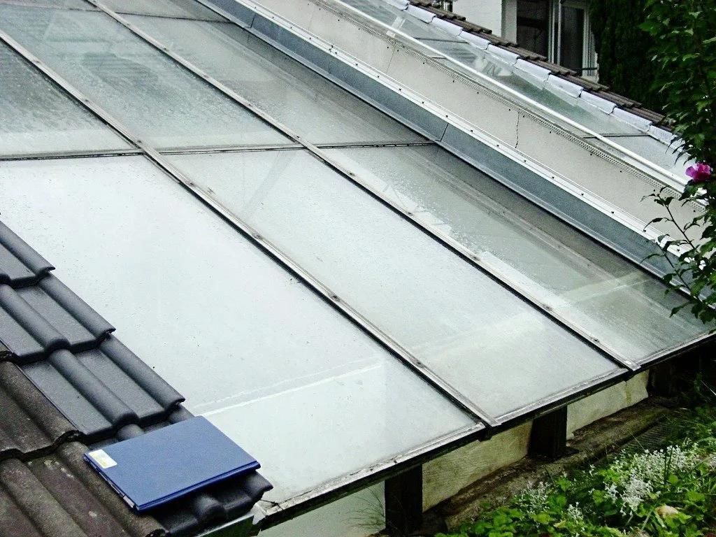 Ein blaues Buch liegt auf dem Dach eines Gebäudes