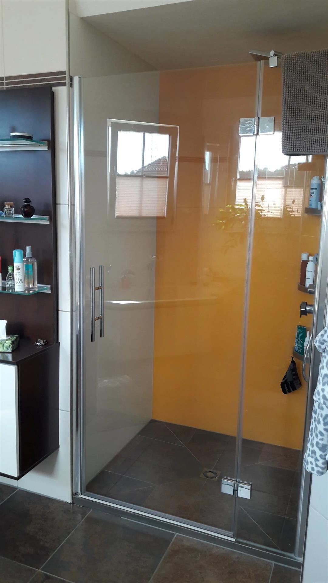 Duschrückwände aus Glas