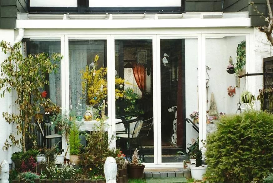 Ein Haus mit vielen Topfpflanzen davor